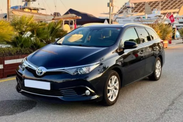 Toyota Auris Touring Sports para alquiler en Blanes