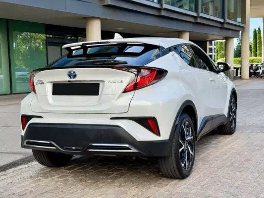 Toyota C-HR para alquiler en Gav&agrave;