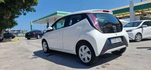 Toyota Aygo para alquiler en Benalm&aacute;dena