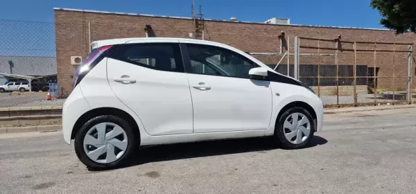 Toyota Aygo para alquiler en Benalm&aacute;dena