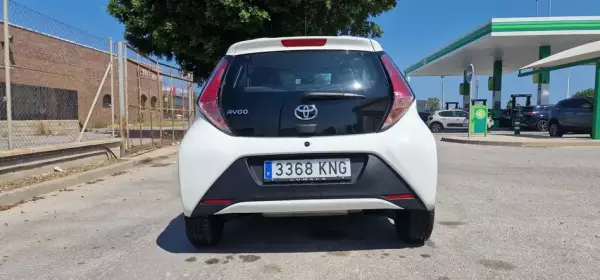 Toyota Aygo para alquiler en Benalm&aacute;dena