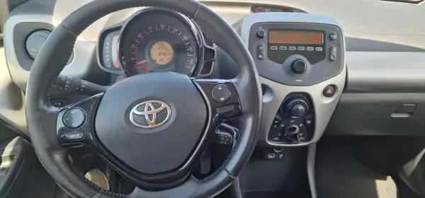 Toyota Aygo para alquiler en Benalm&aacute;dena