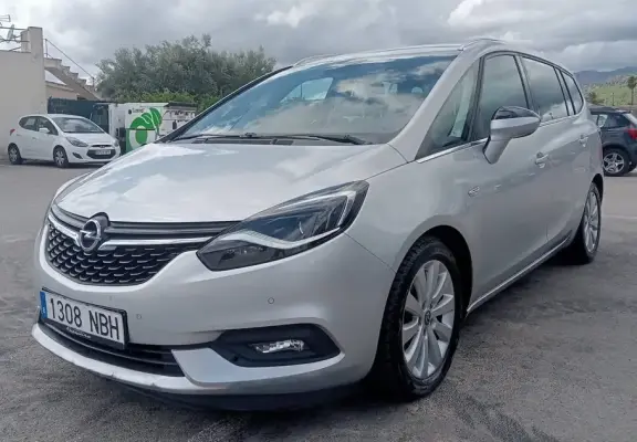 Opel Zafira for rent in Calvia